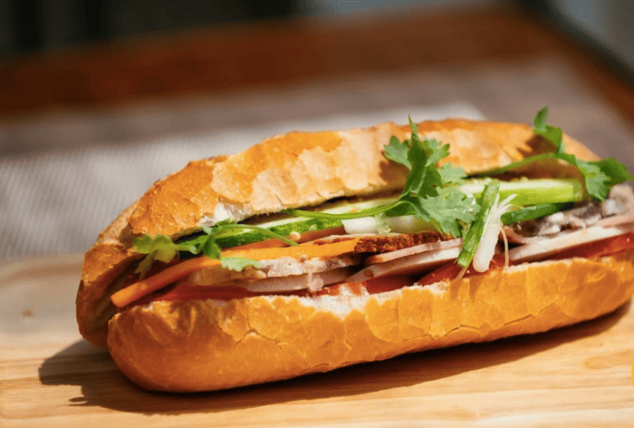Bánh mì - món ăn đường phố khiến khách Tây thích mê - Ảnh: TTO